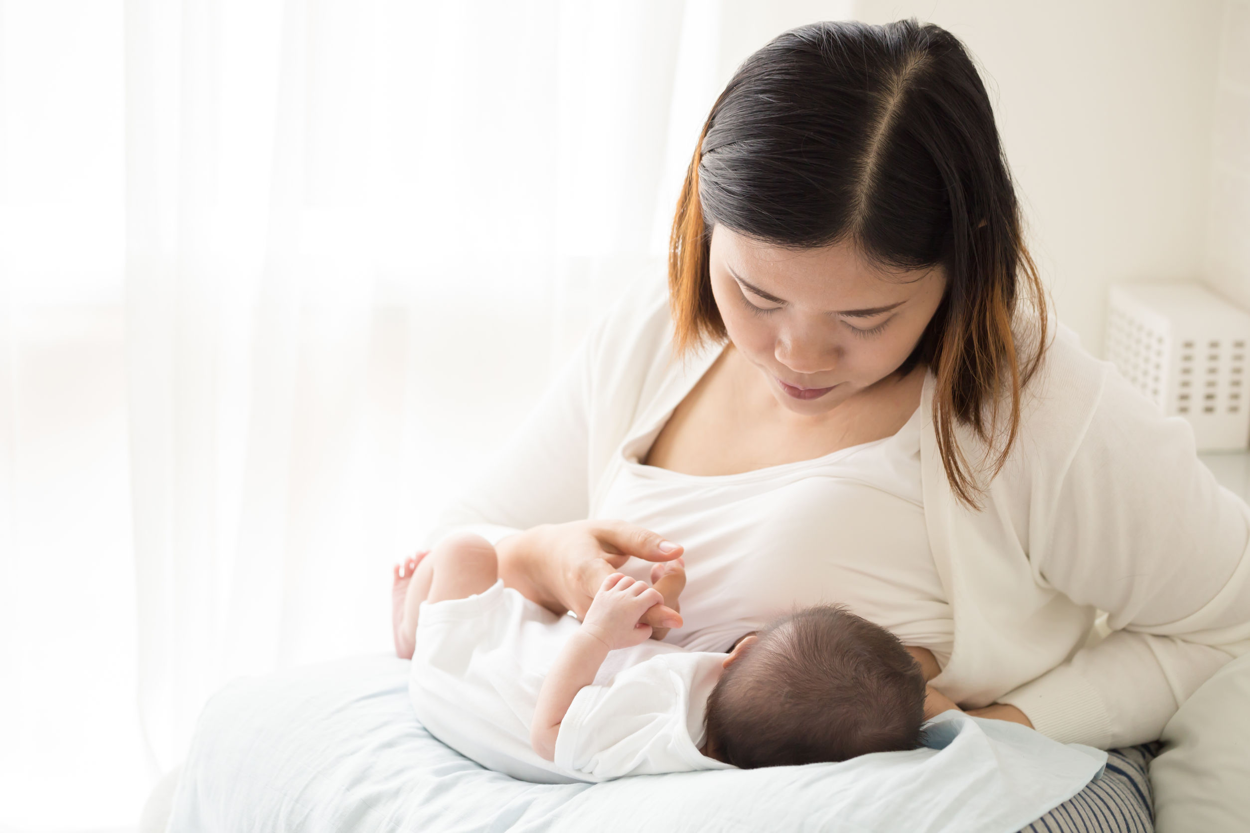 一名媽媽正在餵哺母乳